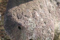 Detail čarodějné jamky na smírčím kříži v Komárově