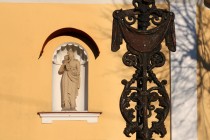 Kaple Zvěstování P. Marie na Plhově, detail kříže a sochy sv. Josefa