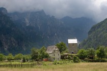Věž krevní msty v albánském Theti. Zdejší horalé žijící v izolaci hluboko v horách Prokletie si podrželi až do současnosti některé starobylé zvyky a tradice, mezi které patří i krevní pomsta.