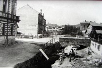 Původní koryto Radechovky, stav konec 19. st., vlevo hotel Itálie, foto - archiv náchodského muzea