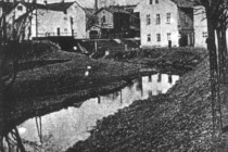 Říčka Radechovka poblíž ústí do Metuje, stav před regulací (20. léta 20.st.), v pozadí železniční viadukt u Itálie, foto - archiv náchodského muzea