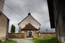 Pohled na čelní štít kostela s obrannou střílnou
