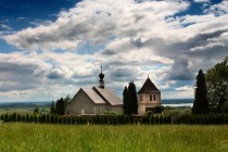 Krásný starobylý kostelík svatého Václava na Dobeníně byl založen na zemské stezce do Polska poblíž průsmyku Branka. Jsou od něj užasné výhledy do české kotliny ...