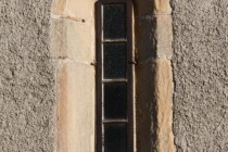 Úzká gotická okna dokládají obrannou funkci kostela