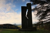 Masakru na Bukové hoře dnes připomíná mohutný pískovcový pomník. Jde o jeden z nejpodařenějších příkladů land-artu u nás.
