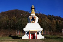 Stúpy jsou jakousi budhistickou obdobou našich kapliček a obvykle je najdeme v krajině na výrazných místech.