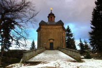 Poutní kaple Panny Marie Sněžné - barokní klenot uprostřed pískovcových skal