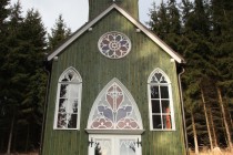 Ticháčkova kaple na místě zjevení se jmenuje podle majitele lesa, který poskytl na její stavbu zdarma dřevo.