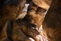 Mohutné zřícené kameny vytvořily rozsáhlé síně a jeskyně