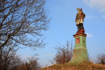 Sv. Jan Nepomucký - na některých sochách zachovaly i původní barvy