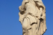 Sv. Kateřina - podél cesty sochy, kříže a kapličky v mnoha podobách