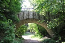 Nepoužívaný kamenný viadukt kousek od české hranice