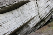 Místy se objevuje nápadně bílý pískovec, z čehož je odvozeno pojmenování skal
