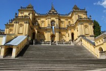 Průčelí baziliky s monumentálním schodištěm