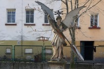 Vambeřice -na dvorku aneb Zátiší s andělem a ptačí budkou