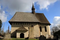 Kostel je sice z doby barokní, nicméně podobou odkazuje na starší období