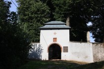 Kostel svatého Jakuba v Dolním Lánově - vstupní brána do hřbitovního areálu