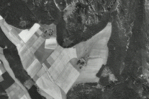 Letecký snímek Záboře z r . 1953 a 2010. Vlastně šlo o dvě osady se stejným jménem. Ta západní patřila pod katastr Janovic, ta východní pod nedalekou Skalku.
