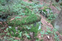 Opuštěná kamenická dílna v polském Batorówě - brusné a mlýnské kameny