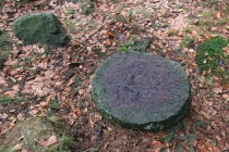 V lese tu leží několik brusných a snad i mlýnských kamenů...