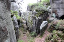 V odlehlých a nepřístupných skalách vede po hranici pohodlný chodník s mnoha kamennými schůdky a mostky.