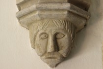 Kamenná tvář z interiéru Chrámu sv. Ducha v Hradci Králové