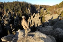 Po nahloučených vrcholech skal při okraji plošiny lze "doskákat" až nad soutěsku Sibiř