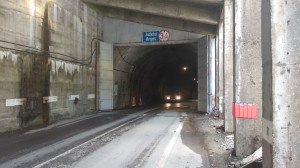 Hurá do transfagarašského tunelu. Jinde by nás za to okamžitě sebrali policajti, ale v Rumunsku to je na pohodu...