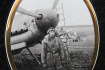 Detail náhrobku s fotografií pilota, pořízenou krátce před jeho smrtí