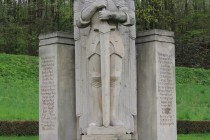 Německé padlé z té první války tu připomíná pomník s archandělem Michaelem