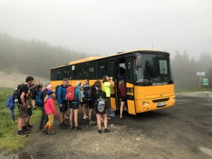 Sestup se vleče. Lesní cestu změnil přívalový déšť v obtížně schůdnou rokli. Když se náhle les rozestoupí, zvedne se mlha a studenti spatří žlutý autobus, křičí mnozí z nich radostí...