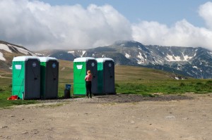 Na Transalpině - kadibudka a hajzlbába...