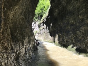 Bohužel se ukazuje, že dál je soutěska kvůli vysoké vodě neprostupná