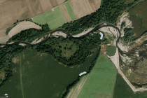 Letecký snímek nezregulované části Nisy. Vpravo řeka protéká starými pískovnami...