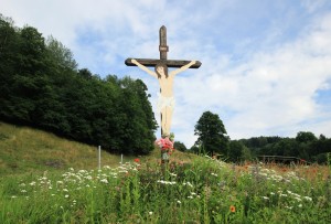 Na polské straně Sněžníku se mramory vyskytují v dlouhých, špatně dostupných údolích, zejména nad obcemi Konrádow a Kletno. Vždy šlo o chudý kraj, po odsunu Němců se oblast podařilo dosídlit jen částečně. Čas jako by se zde zastavil...