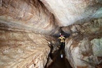 Jeskyně Tvarožné díry - mramory vystupují na povrch i na české straně, zejména v údolí řeky Moravy.