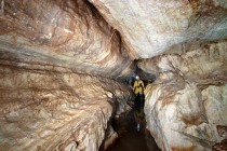 Jeskynní chodby s charakteristickým profilem kopírují průběh tektonických poruch