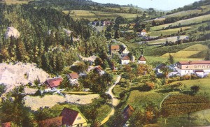 Pohlednice se zaniklou vsí. Hotel je označen křížkem.