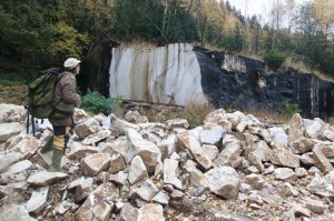 V Mramorovém lomu nad Horní Moravou. Všimněte si černého povlaku na "starším" povrchu kamene.