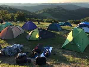 Nocleh na Rovensku. I v noci bylo takové vedro, že mnozí spali pod širákem...