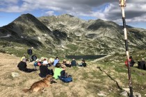 Všechny vrcholy s námi zdolal pes, kterýho děcka Cârnicu nakrmila. Tlapky měl chudák rozedřené do krve, ale jinak o něj bylo dobře postaráno; náčelník měl k obědu chléb a vejce, ale pes žral řízky a klobásy...