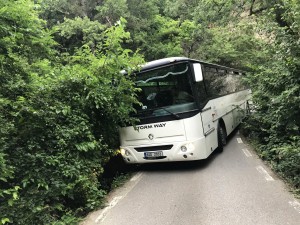 Výjezd na Eibenthal je noční můrou každého autobusáka. Ne nadarmo má každý, kdo sem přiveze autobus, v hospodě uzené kolínko na účet podniku. Jinak by sem podruhý nikoho nedostali...