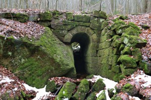 Pod cestou je i několik hezkých propustků.