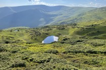 Jsou tu ledovcové kary s krásnými jezery, u kterých lze tábořit...