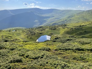 Jsou tu ledovcové kary s krásnými jezery, u kterých lze tábořit...