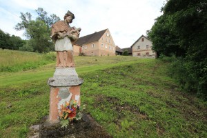 Stejně jako v Čechách tu byl mimořádně silný kult sv. Jana z Nepomuku.