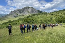 Vápencové bradlo Data. Na vrchol jsme vystoupali exponovanou trasou v levé části stěny.