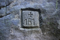 Nad Pískovou roklí, hraniční značka Broumovského kláštera 