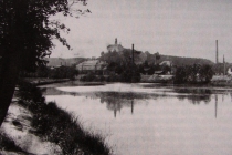 Bělovesský rybník Figury, v pozadí nádraží, foto - archiv náchodského muzea