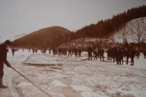 Ledaři na bělovesském rybníku Na figurách, foto - archiv náchodského muzea